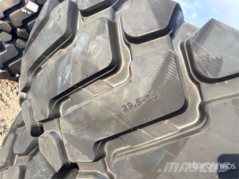 Quantity of (2) Beaver 29.5x25 Wheel Loader Tires Opony, koła i felgi