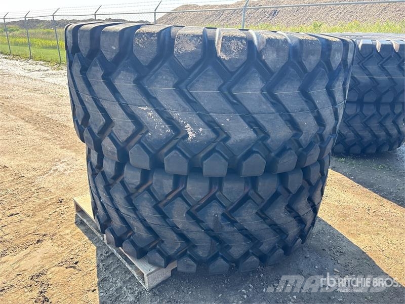 Quantity of (2) Bedrock 26.5x25 Tires (Unused) Opony, koła i felgi