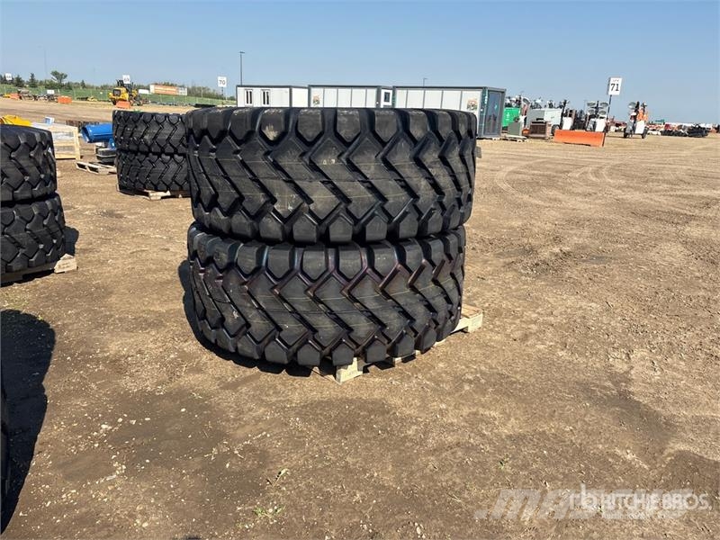 Quantity of (2) Bedrock 26.5x25 Tires (Unused) Opony, koła i felgi