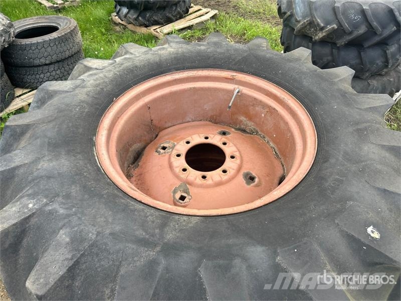 Quantity of (2) BFGoodrich 18.4-26 Tires Opony, koła i felgi