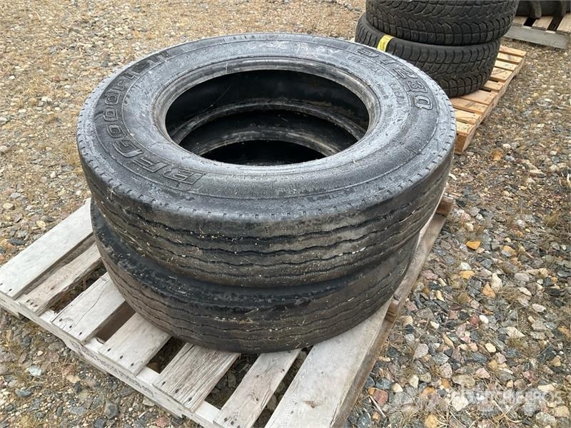 Quantity of (2) BFGoodrich 11R24.5 Tires Rehvid, rattad ja veljed