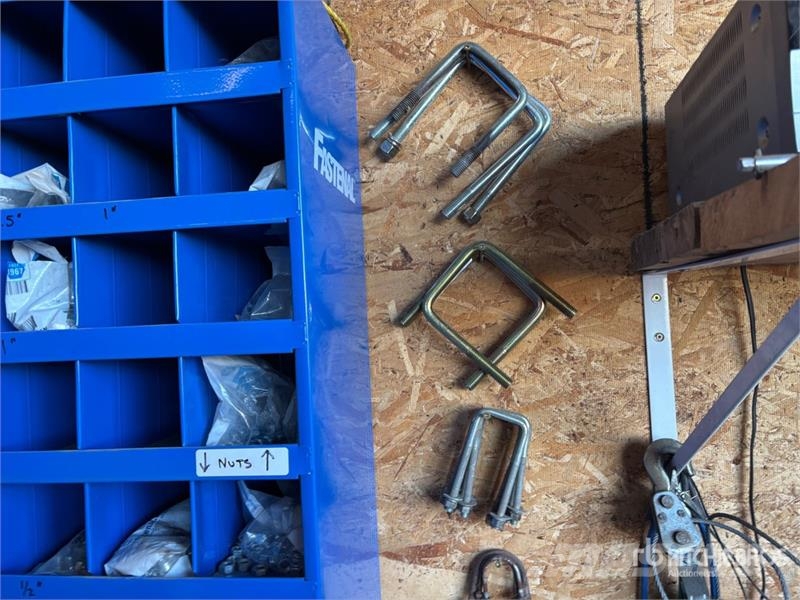  Quantity of (2) Bolt Bins مكونات أخرى