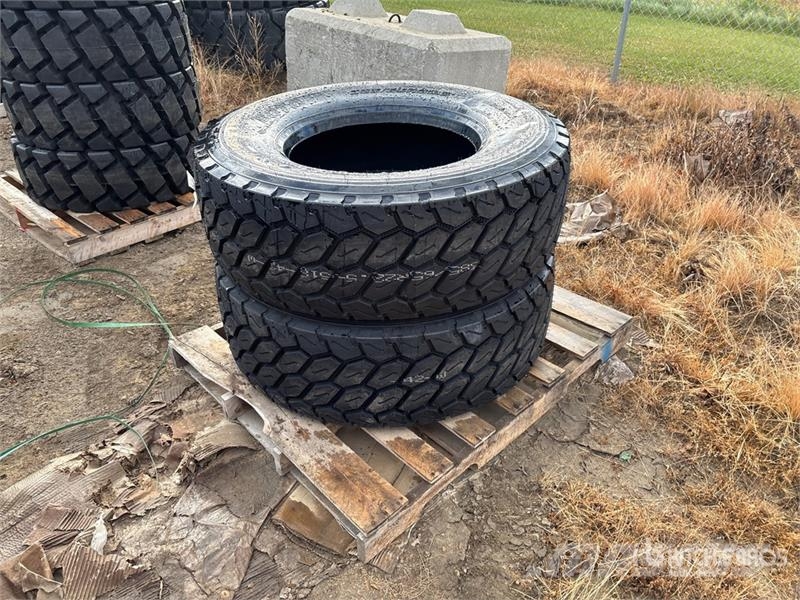  Quantity of (2) Boto 385/65R22.5 Tires (Unused) Gumiabroncsok, kerekek és felnik