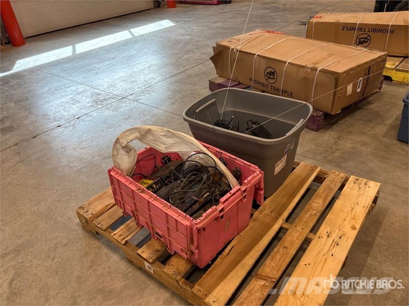 Quantity of (2) Boxes of Radios Ďalšie komponenty