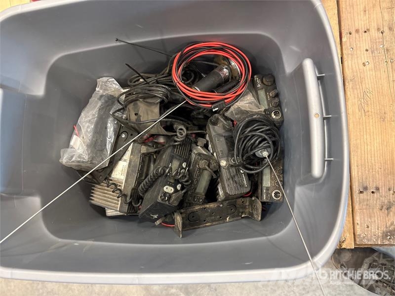 Quantity of (2) Boxes of Radios Ďalšie komponenty