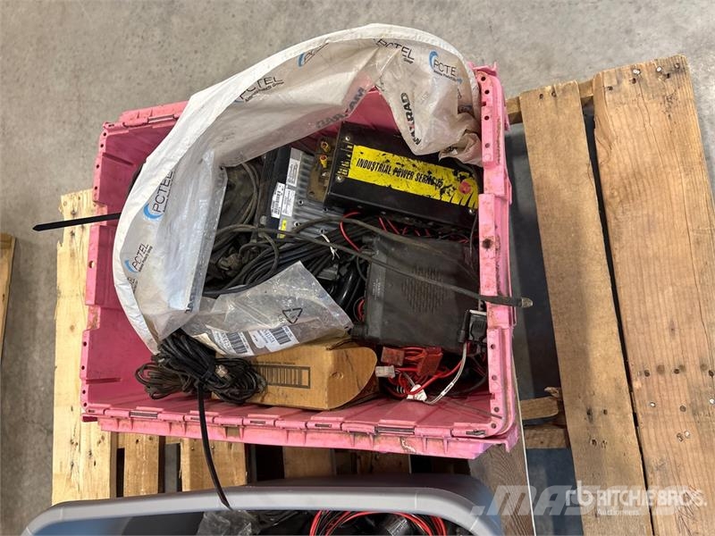 Quantity of (2) Boxes of Radios Ďalšie komponenty