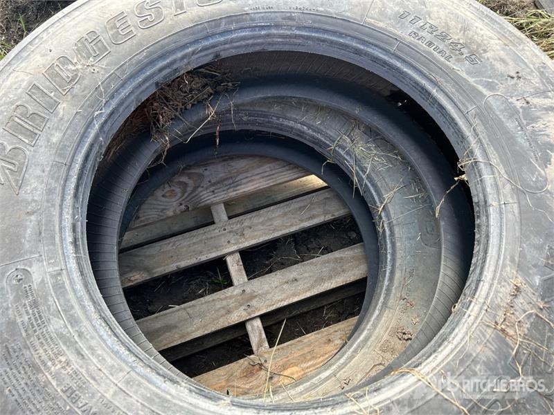  Quantity of (2) Bridgestone 11R24.5 Tires Gume, kolesa in platišča