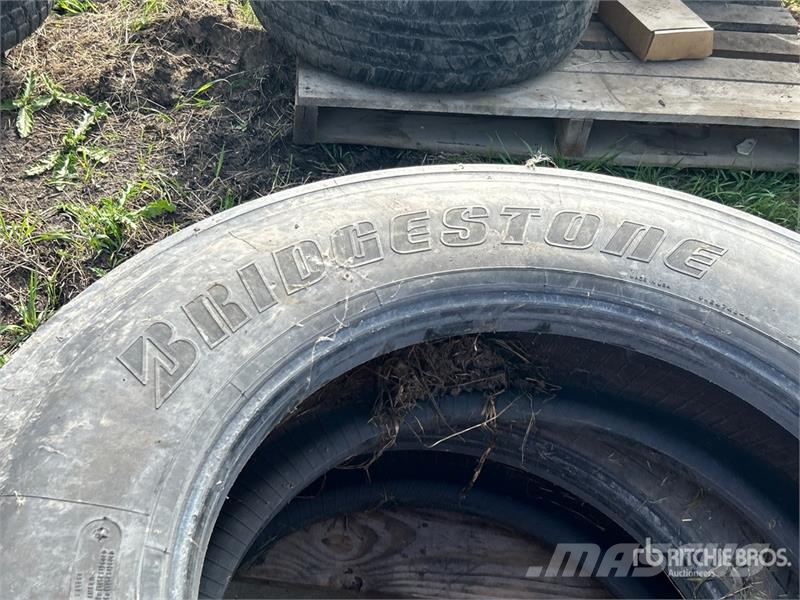  Quantity of (2) Bridgestone 11R24.5 Tires Gume, kolesa in platišča