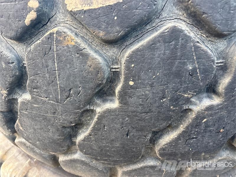Quantity of (2) Bridgestone/Yokohama 23.5R25 Tires Gume, točkovi i felne