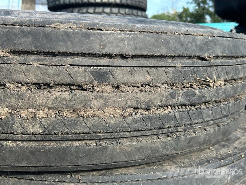  Quantity of (2) Bridgestone 11R24.5 Tires Gume, kolesa in platišča