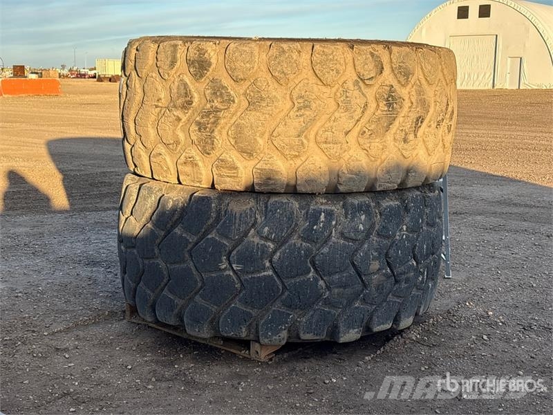 Quantity of (2) Bridgestone/Michelin 29.5R25 Tires Gume, točkovi i felne