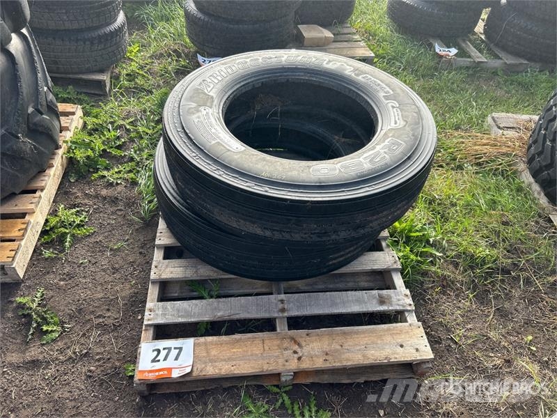 Quantity of (2) Bridgestone 11R24.5 Tires Dekk, hjul og felger