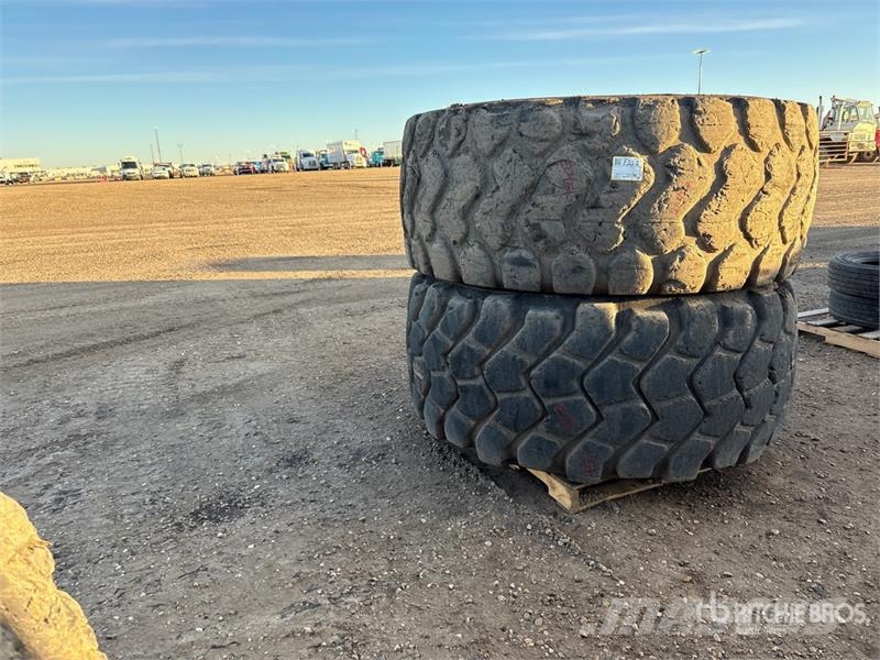 Quantity of (2) Bridgestone/Michelin 29.5R25 Tires Gume, točkovi i felne