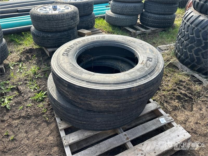  Quantity of (2) Bridgestone 11R24.5 Tires Gume, kolesa in platišča