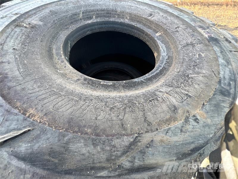 Quantity of (2) Bridgestone 29.5R25 Tires Gume, točkovi i felne
