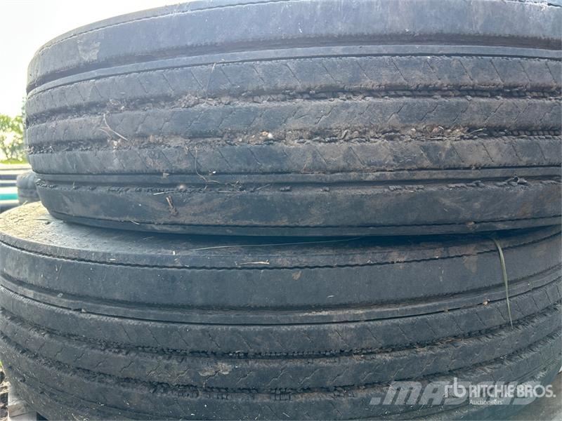  Quantity of (2) Bridgestone 11R24.5 Tires Gume, kolesa in platišča