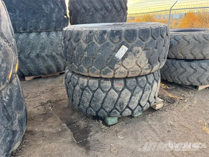 Quantity of (2) Bridgestone/Yokohama 23.5R25 Tires Gume, točkovi i felne