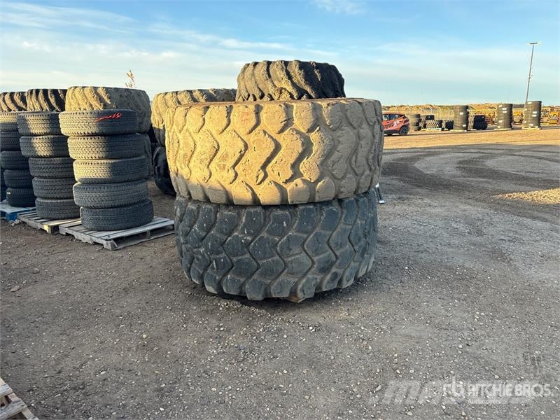 Quantity of (2) Bridgestone/Michelin 29.5R25 Tires Gume, točkovi i felne