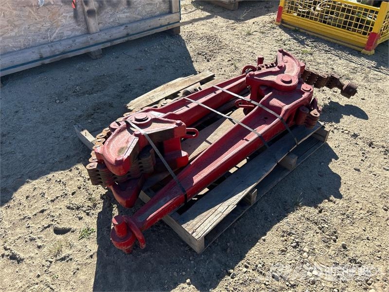  Quantity of (2) Chain Tongs Putkistonkäsittelylaitteet