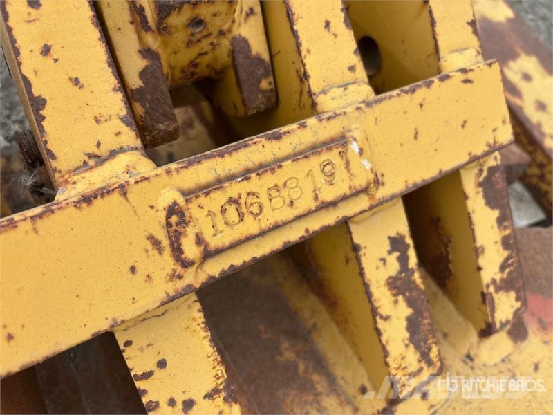  Quantity of (2) CNH Tractor Scraper Hitches Andre komponenter