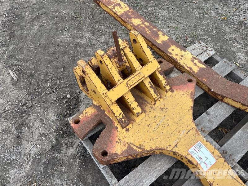  Quantity of (2) CNH Tractor Scraper Hitches Andre komponenter