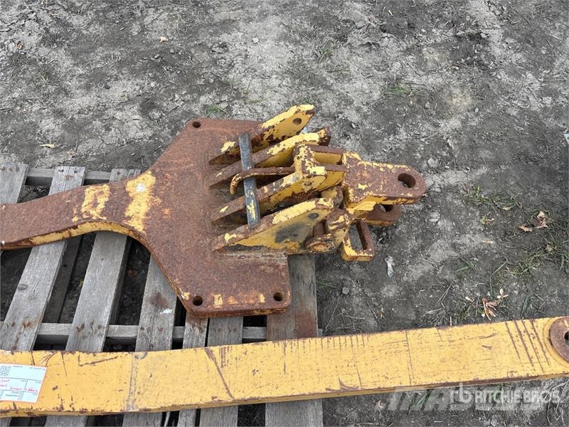  Quantity of (2) CNH Tractor Scraper Hitches Andre komponenter