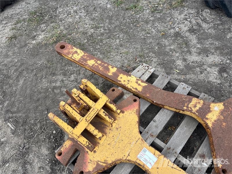  Quantity of (2) CNH Tractor Scraper Hitches Andre komponenter