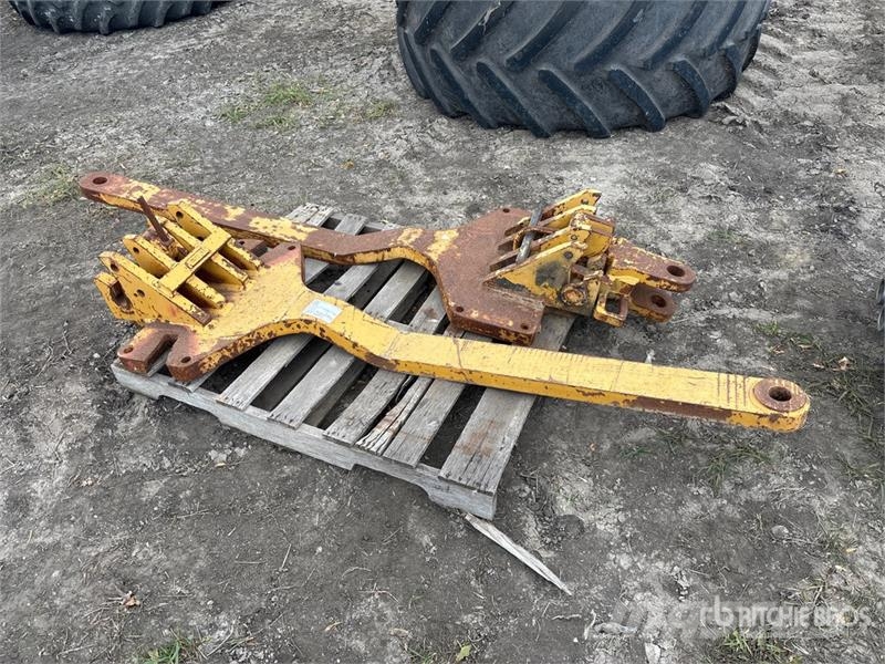  Quantity of (2) CNH Tractor Scraper Hitches Andre komponenter