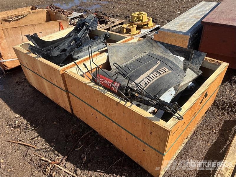  Quantity of (2) Crates of Miscellaneous Parts Transportes - Outros
