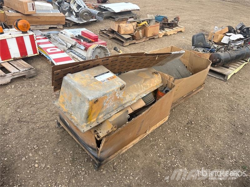 Quantity of (2) Crates of Miscellaneous Cat Parts Ďalšie komponenty