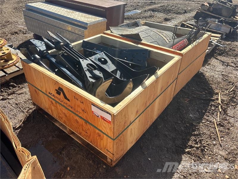  Quantity of (2) Crates of Miscellaneous Parts Transportes - Outros
