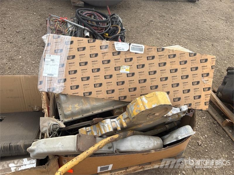 Quantity of (2) Crates of Miscellaneous Cat Parts Ďalšie komponenty