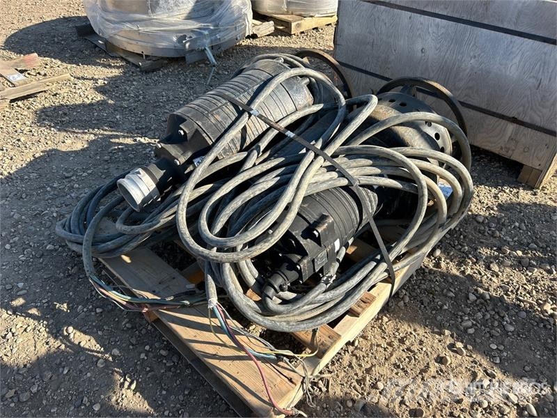 Quantity of (2) Electric Submersible Water Pump Andre komponenter