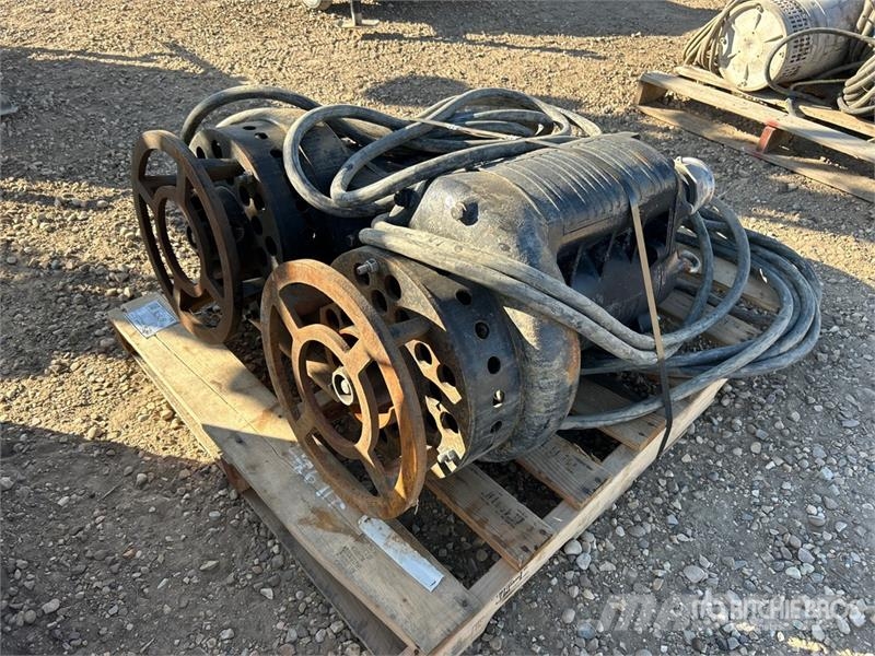 Quantity of (2) Electric Submersible Water Pump Andre komponenter