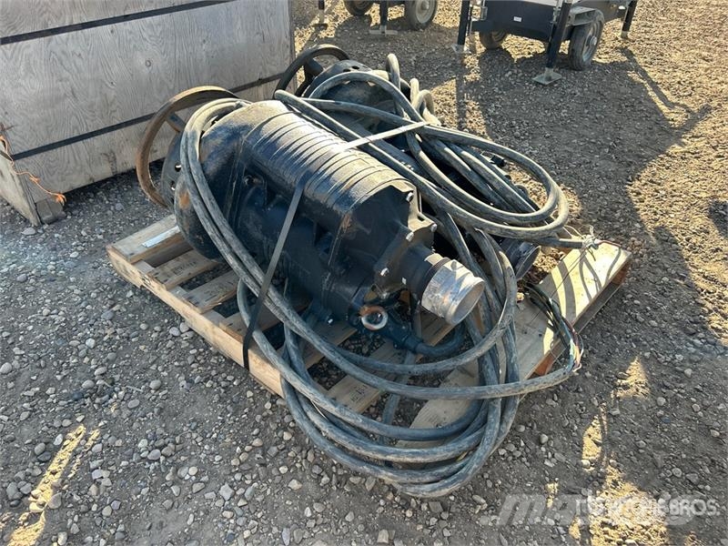 Quantity of (2) Electric Submersible Water Pump Andre komponenter