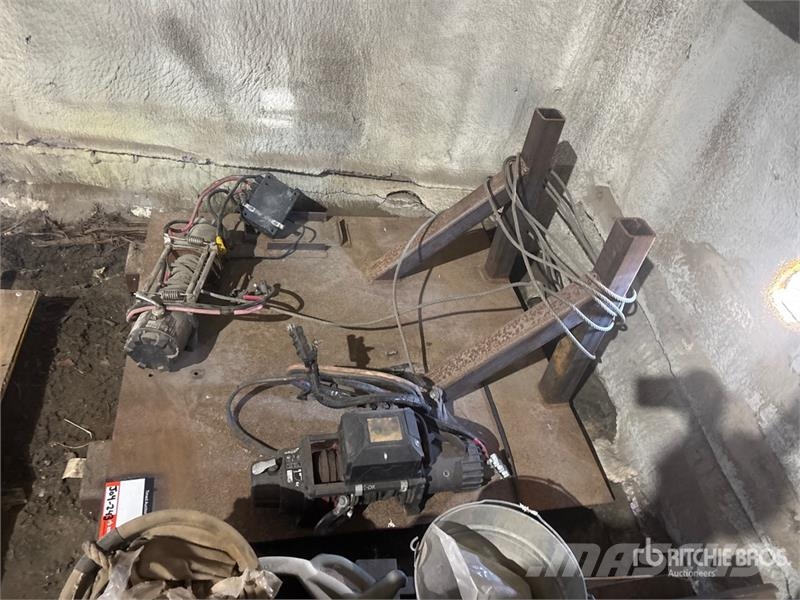 Quantity of (2) Electric Winch Ostale kargo komponente
