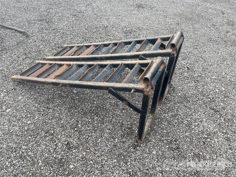 Quantity of (2) Equipment Trailer Ramps Drugi deli