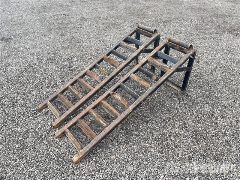 Quantity of (2) Equipment Trailer Ramps Drugi deli