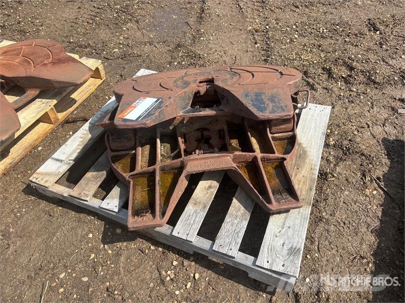 Quantity of (2) Fifth Wheel Компоненты строительной техники