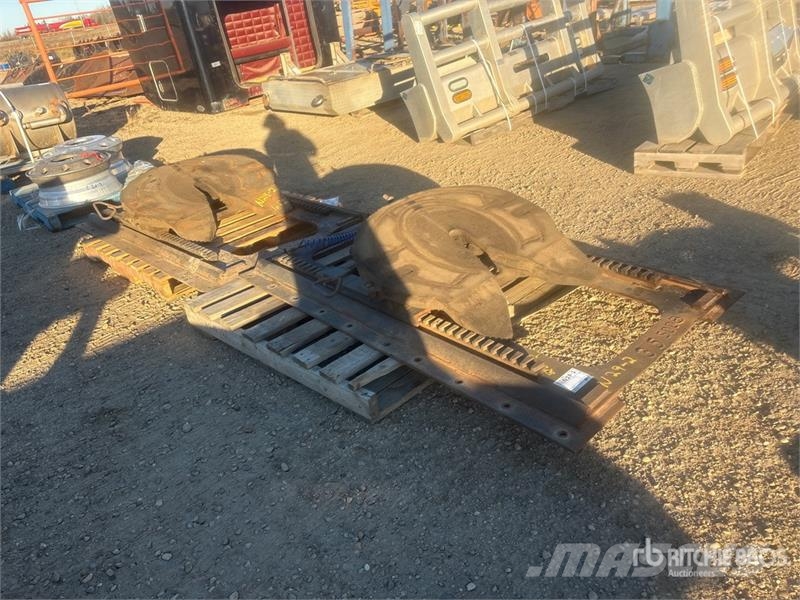  Quantity of (2) Fifth Wheel Plates معدات النقل - غير ذلك