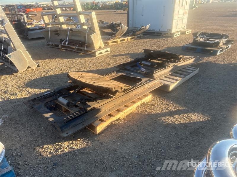  Quantity of (2) Fifth Wheel Plates معدات النقل - غير ذلك