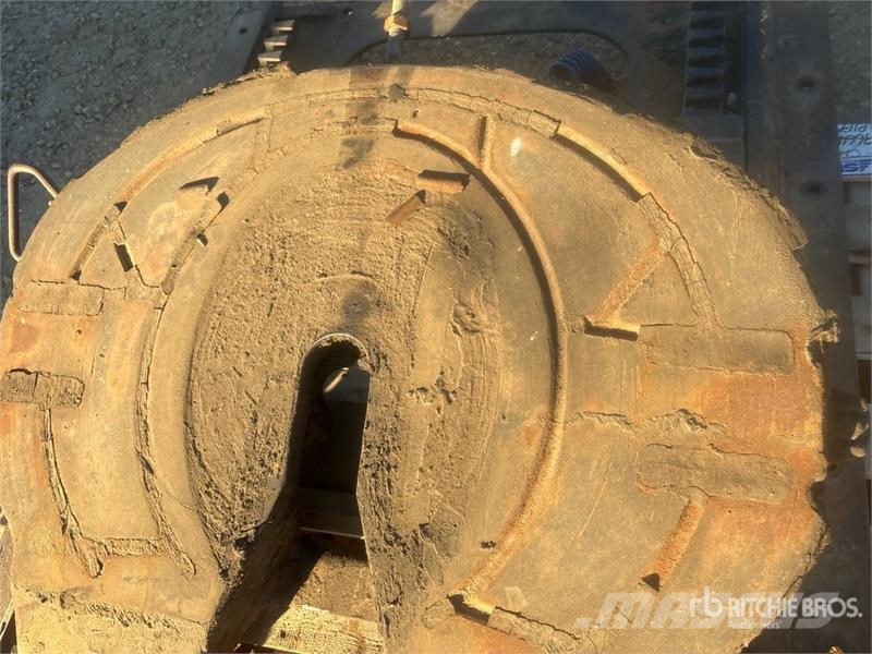  Quantity of (2) Fifth Wheel Plates معدات النقل - غير ذلك