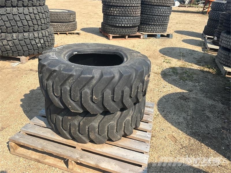  Quantity of (2) Firestone 12.5/80-18 Tires Opony, koła i felgi