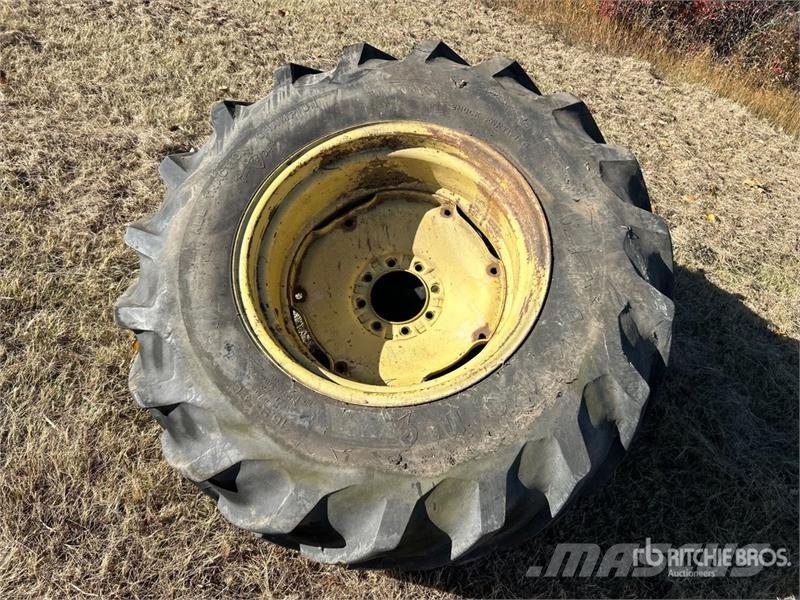 Quantity of (2) Firestone 16.9-26 Tires Gume, točkovi i felne
