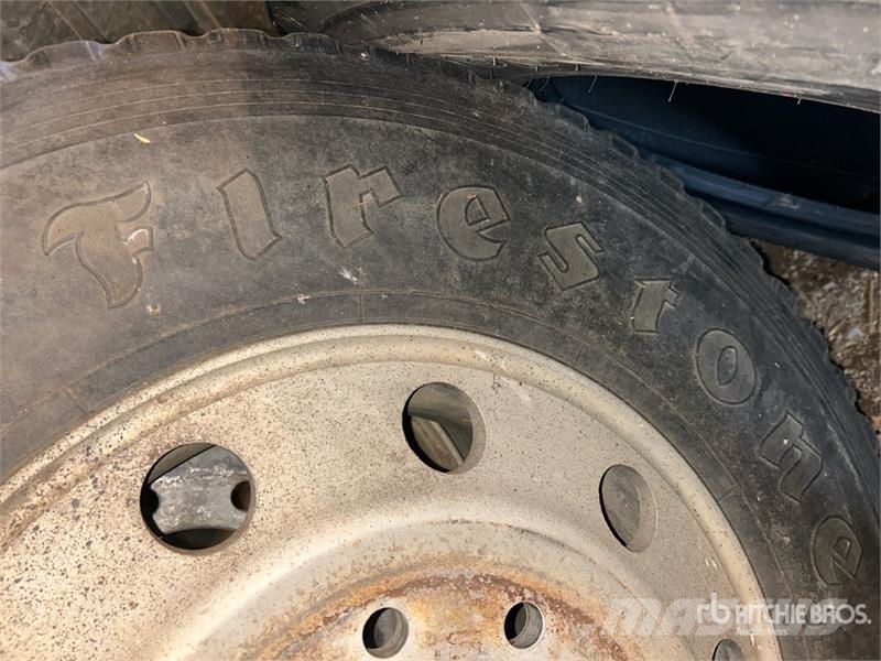 Quantity of (2) Firestone 11R24.5 Tires Gumiabroncsok, kerekek és felnik