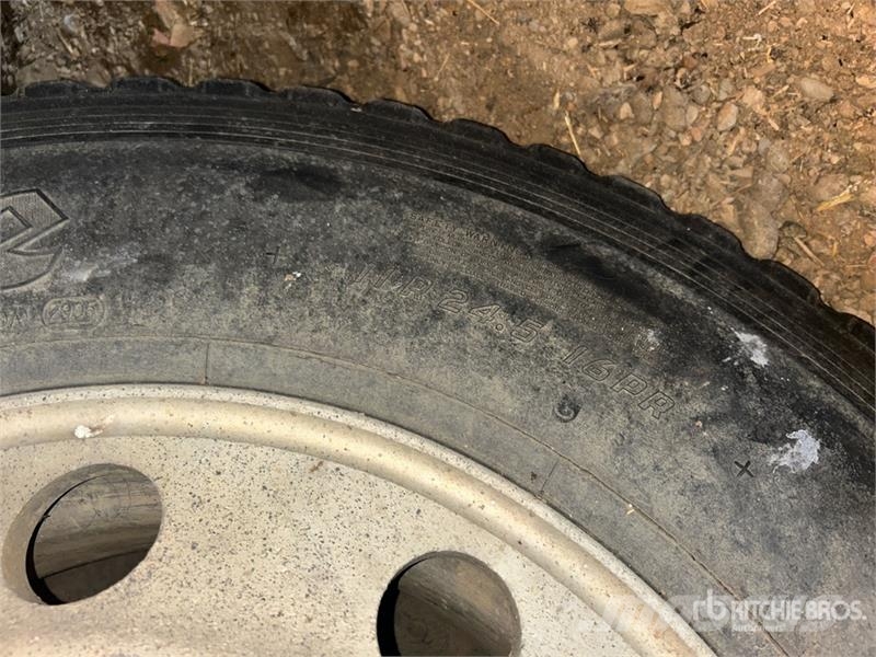Quantity of (2) Firestone 11R24.5 Tires Gumiabroncsok, kerekek és felnik