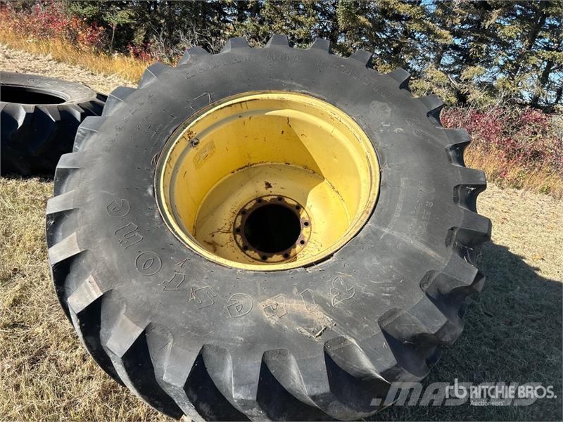  Quantity of (2) Firestone 30.5LR32 Tires Gume, točkovi i felne