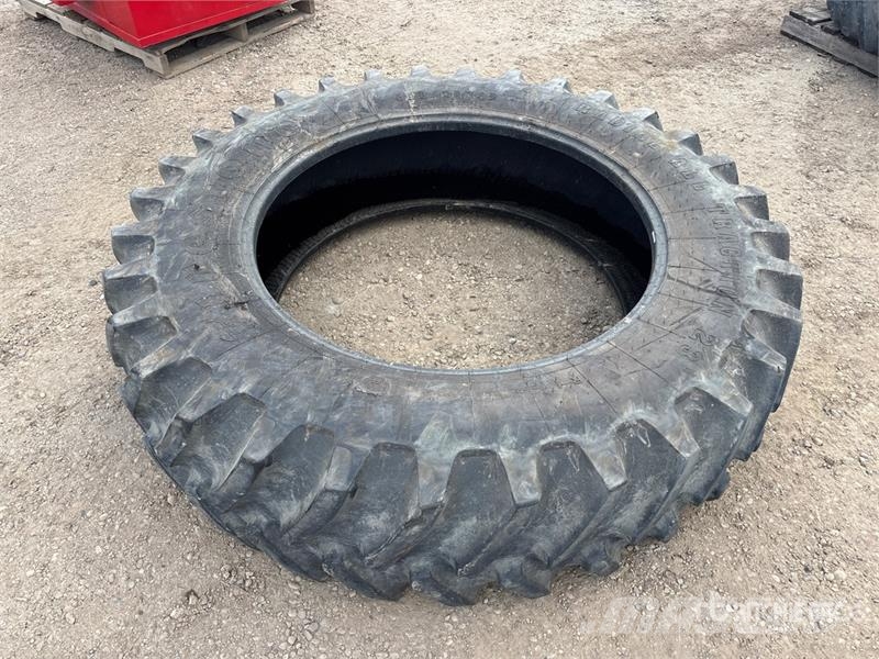  Quantity of (2) Firestone 480/80R42 Radial Tires 輪胎、車輪和輪圈