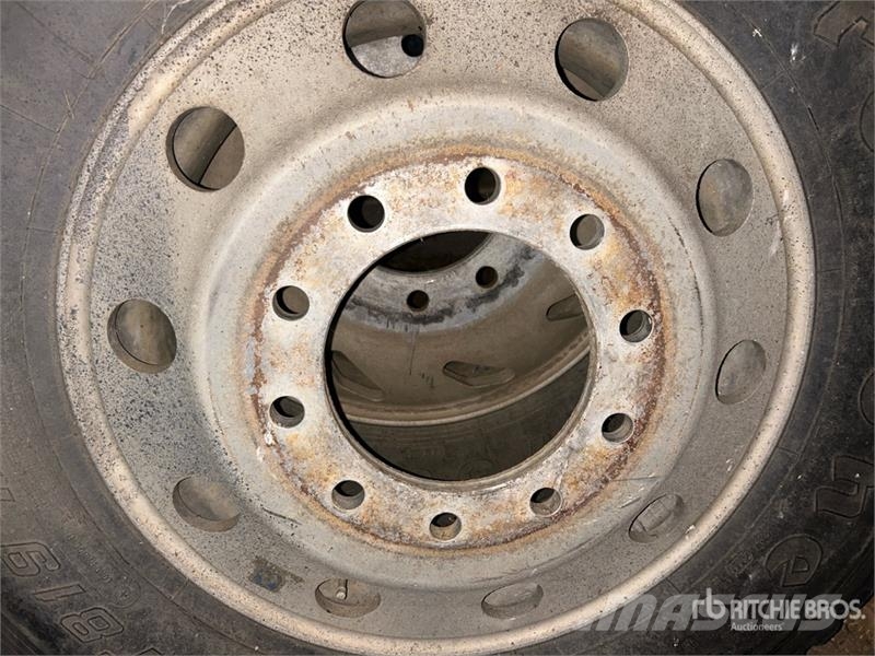 Quantity of (2) Firestone 11R24.5 Tires Gumiabroncsok, kerekek és felnik