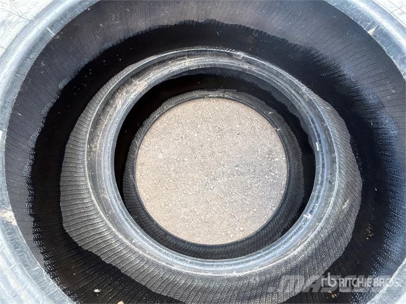  Quantity of (2) Firestone 480/80R42 Radial Tires 輪胎、車輪和輪圈